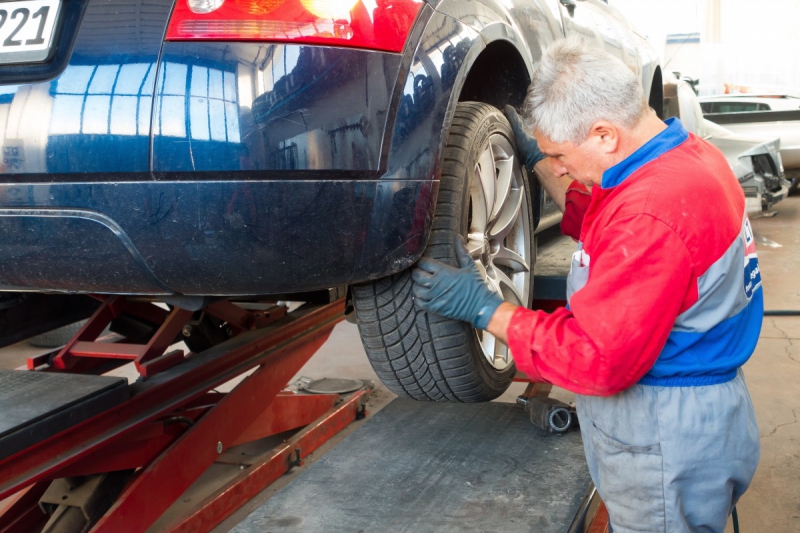 vitrine-HYERES-min_auto_repair_repair_lift_auto_mechanic_work_clothes_master_professional_man_of_the_fold-685629